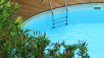 Hồ bơi ngoài trời