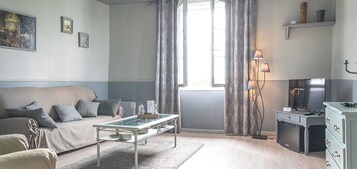 Suite Deluxe | Zona de estar | Smart TV de 127 cm con canales digitales, además de Netflix, juguetes