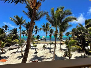 On the beach - Spacious 3BR Beachfront Condo, Pool (San Pedro - North)