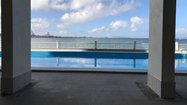 A pool with a view of the sea and a bridge in the background. - 2 Bed Flat - Sleeps 6 - Pets - Pool - Parking (Vilagarcia de Arousa)