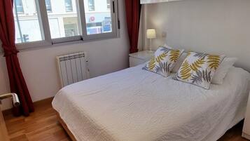 2 bedrooms, iron/ironing board, WiFi (free), bed sheets