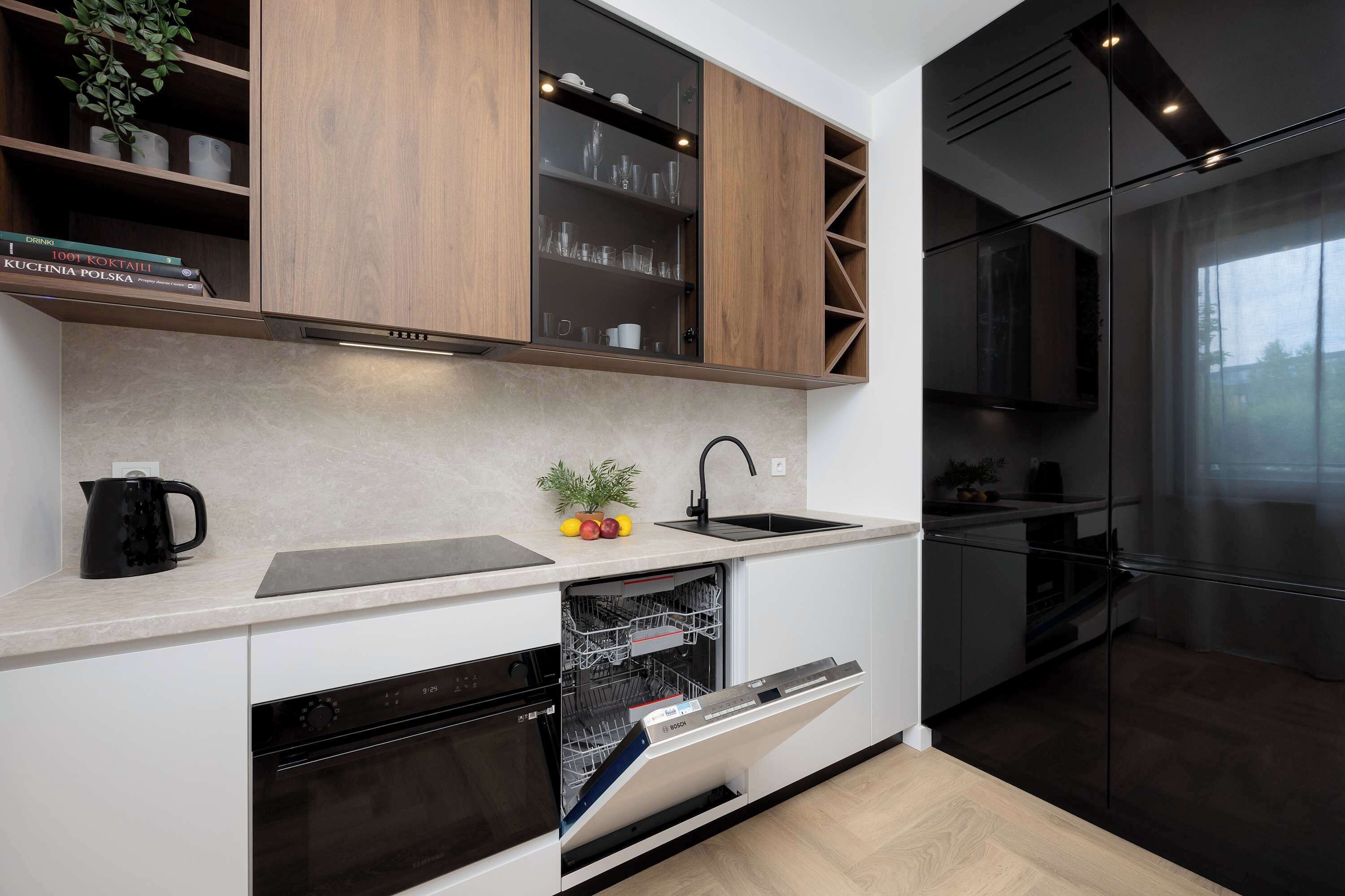 Frigorífico, microondas, horno y placa de cocina