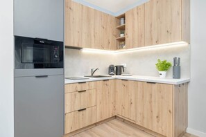 Kjøleskap, mikrobølgeovn, oppvaskmaskin og kaffetrakter/tekoker