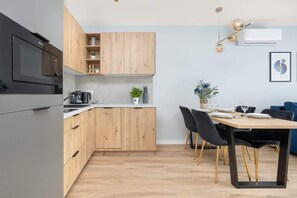 Refrigerador, microondas, lavavajillas y cafetera y tetera 