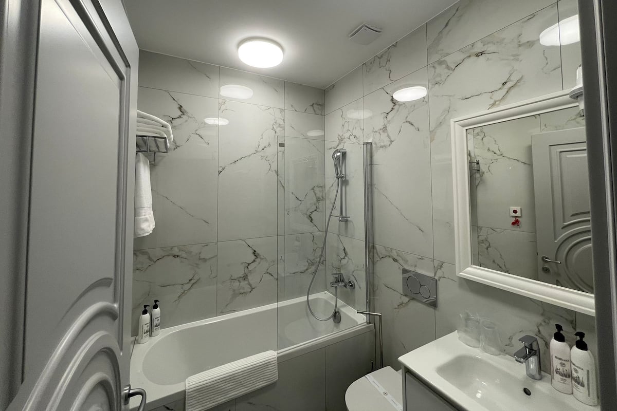 Dusche, Regendusche, kostenlose Toilettenartikel, Haartrockner