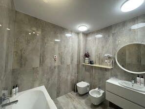 Standard Δίκλινο Δωμάτιο (Double), 1 Υπνοδωμάτιο, Μη Καπνιστών, Θέα στην Πόλη | Μπάνιο | Ντουζιέρα, ντους βροχής, δωρεάν προϊόντα προσωπικής περιποίησης