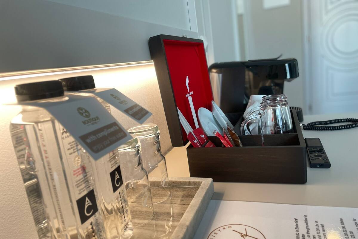 Sengetøy av topp kvalitet, senger med overmadrass og minibar