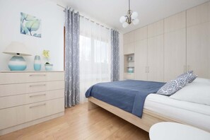 2 habitaciones, escritorio, tabla de planchar con plancha y wifi 