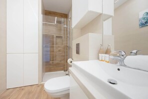 Shower, hair dryer, towels, shampoo