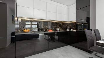 Fridge, oven, stovetop, dishwasher