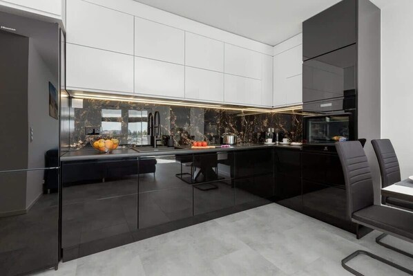 Fridge, oven, stovetop, dishwasher