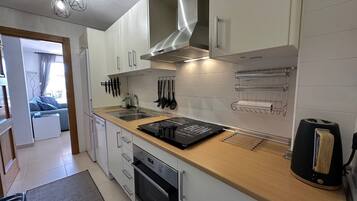 Apartemen | Dapur pribadi | Lemari es, microwave, oven, dan kompor
