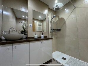 A modern bathroom with a large sink, mirror, and shower. - Golf Resort - Apartment - Sleeps4 - Pool - Parking (Torre-Pacheco)