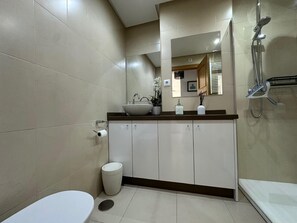 A modern bathroom with a toilet, sink, mirror, and shower. - Golf Resort - Apartment - Sleeps4 - Pool - Parking (Torre-Pacheco)