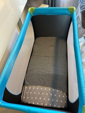 A small, enclosed play area with a grey padded floor and a blue and green frame. - Golf Resort - Apartment - Sleeps4 - Pool - Parking (Torre-Pacheco)