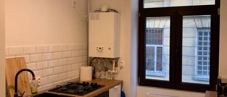 Een oven, een kookplaat, een vaatwasser