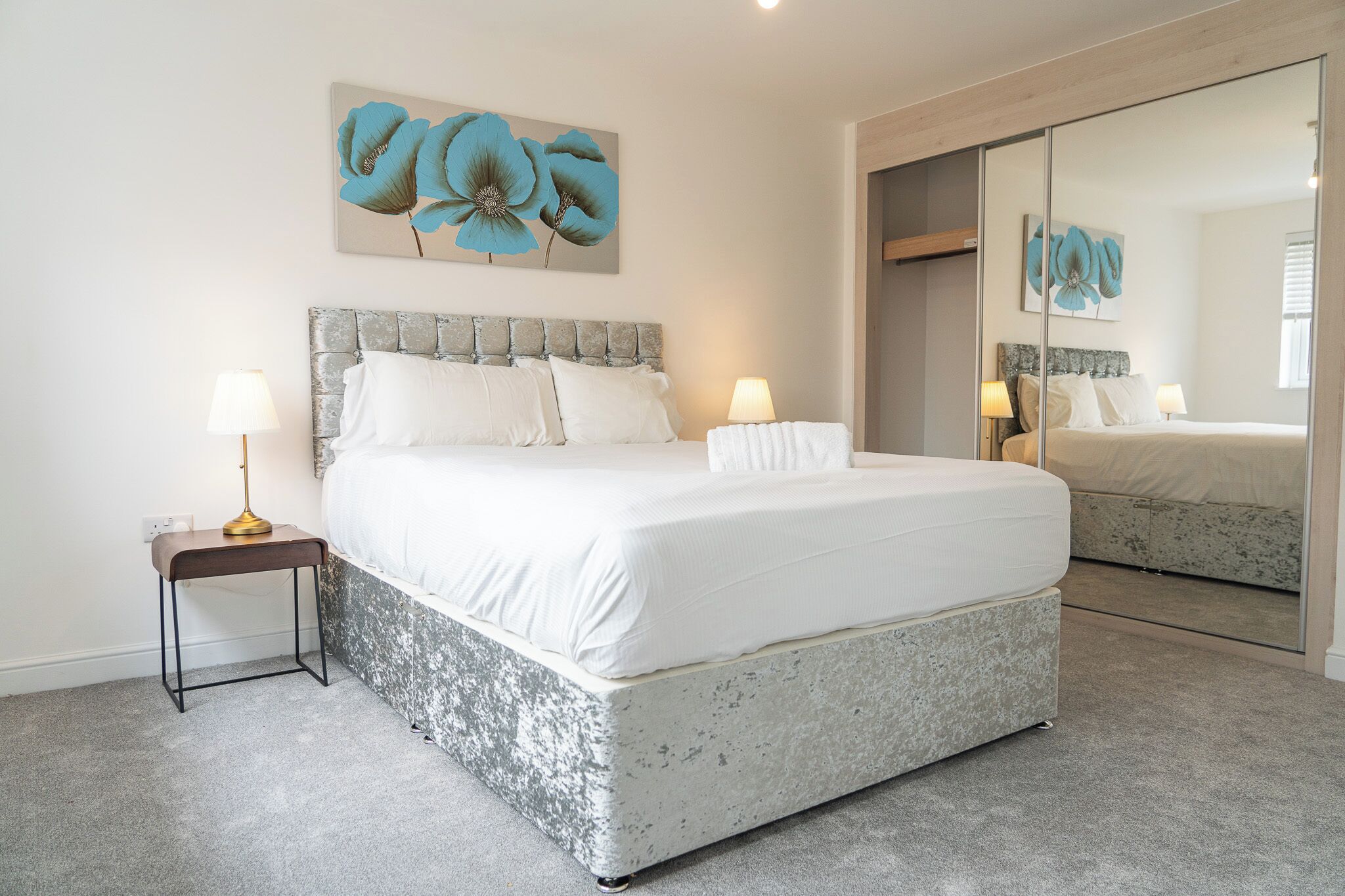 Casa superior, patio, vistas a la colina | 3 dormitorios, tabla de planchar con plancha, wifi gratis