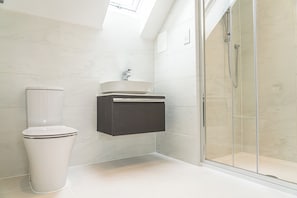 Superior House, Patio, Hill View | Bathroom - 3 Bedroom 3.5 Bathroom House Chichester (Chichester)