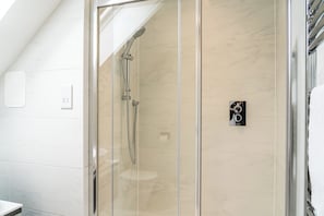Superior-hus - terrasse - bakkeudsigt | Badeværelse | Gratis toiletartikler, håndklæder, Sæbe, Shampoo
