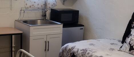 1 habitación, tabla de planchar con plancha, wifi y ropa de cama