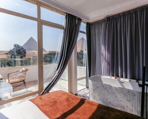 خزنة داخل الغرفة ومكتب وستائر تعتيم وتجهيزات عازلة للصوت