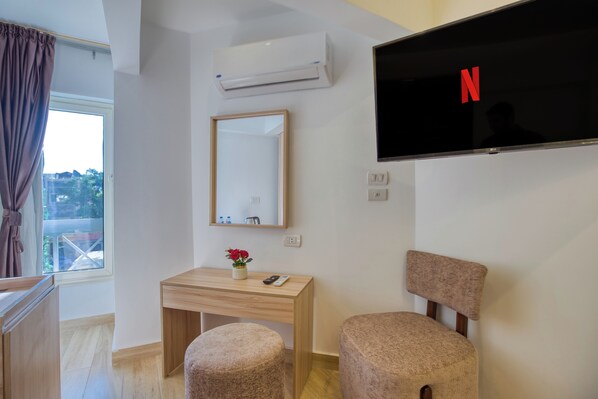 デラックス スイート バルコニー マウンテンビュー | 1 室のベッドルーム、セーフティボックス (室内)、デスク、遮光カーテン