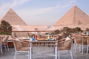 Zimmersafe, Schreibtisch, Verdunkelungsvorhänge, schallisolierte Zimmer