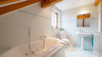 Douche, baignoire Ă jets, sĂšche-cheveux, serviettes fournies