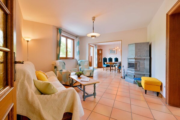 Téléviseur, foyer, lecteur de DVD, livres