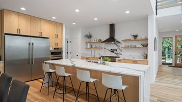 Microwave, oven, dishwasher, coffee/tea maker