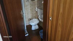 A bathroom with a toilet, a bidet, and a trash bin. - Etwas Älter Aber Fein (Villnöss)