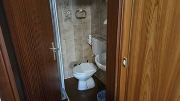 Haartrockner, Bidet, Handtücher, Seife