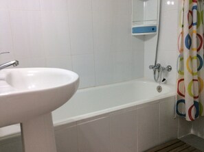 House | Bathroom | Combined shower/tub, deep soaking tub, hair dryer, towels - Stunning 3-story Traditional Spanish House (El Campello)