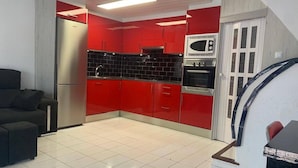 Huis | Privékeuken | Een koelkast, een magnetron, een oven, een kookplaat