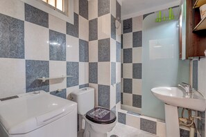 Apartment | Bathroom | Shower, hair dryer, towels - Apto 111 El Dorado Playa las Americas (Arona)