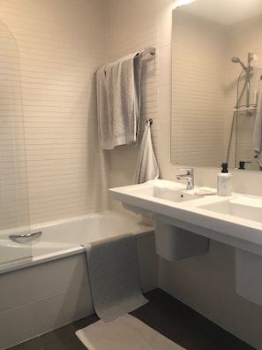 Bañera y ducha independientes, bañera profunda, secador de pelo, toallas