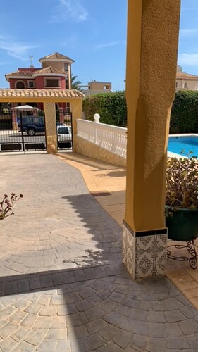Inviting 4-bed Villa in Orihuela