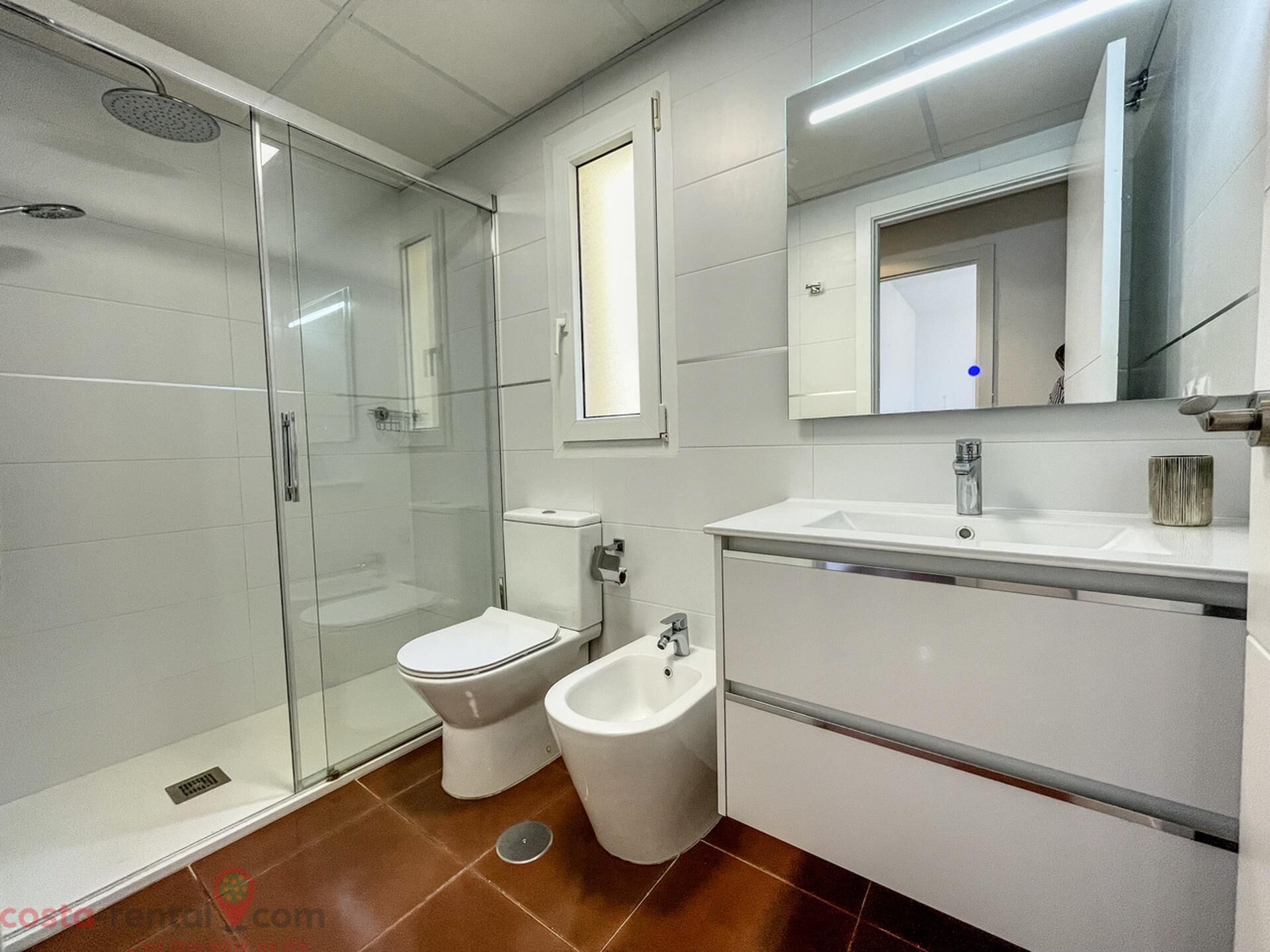 Apartamento | Banheiro | Chuveiro, toalhas de banho, papel higiênico 