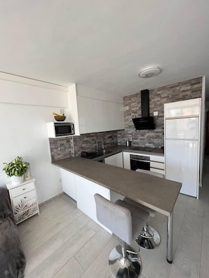 Fridge, microwave, oven, stovetop - sea View Appartment - Stones Throw From the Beach (Calpe)