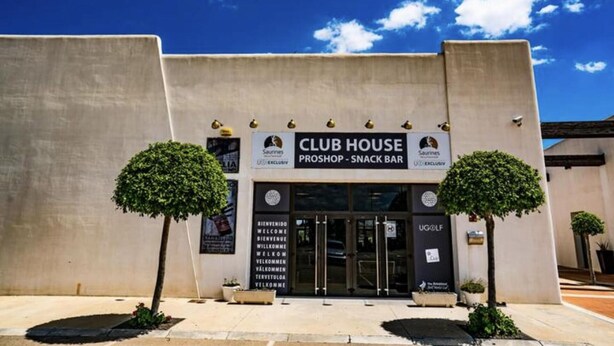A Club House with a sign for a Proshop - Snack Bar. - Stylish 2-bed Apartment Overlooking the Fairways (Torre-Pacheco)