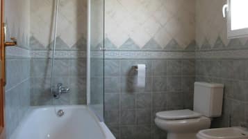 Rumah | Kamar mandi | Kombinasi shower/bathtub, bathtub besar, dan handuk