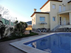 A two-story building with a swimming pool, outdoor seating, and a view of the sea. - Stunning 3-bed House in Pego (Pego)