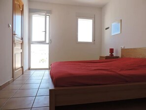 House | 3 bedrooms, free WiFi, bed sheets - Stunning 3-bed House in Pego (Pego)