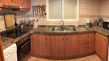 House | Private kitchen | Fridge, microwave, oven, stovetop