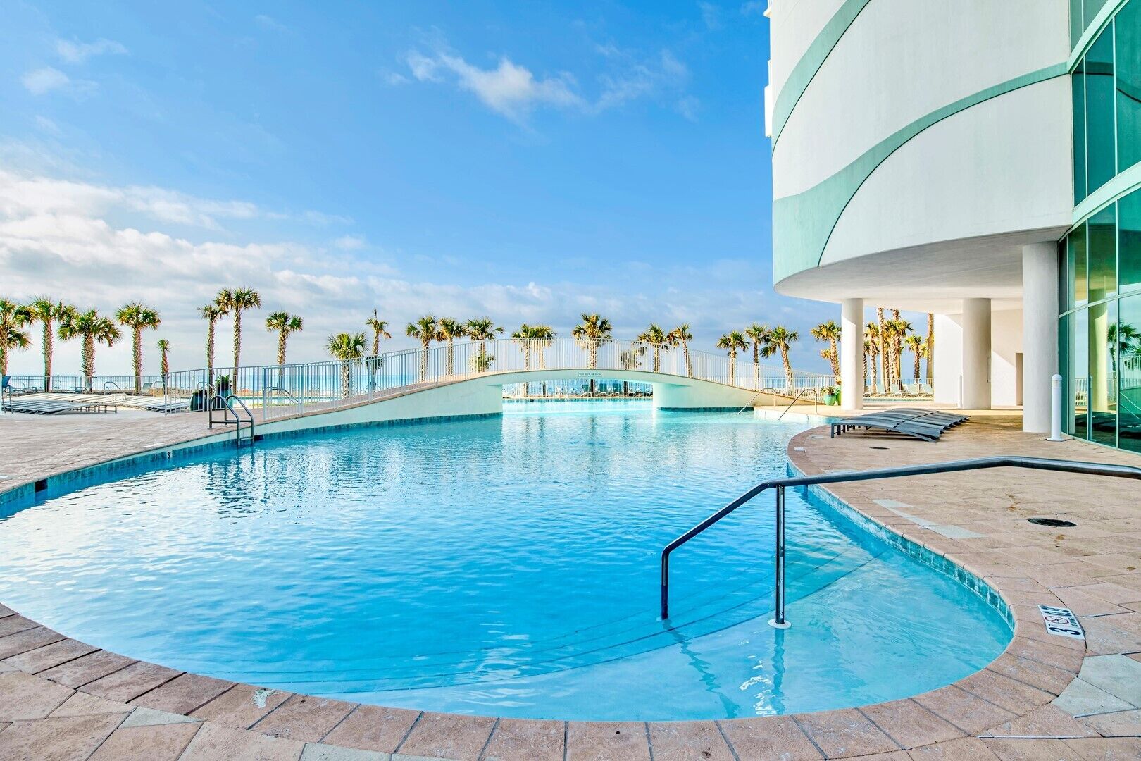 من حمّامات السباحة المغطاة