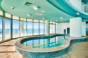 Una piscina cubierta