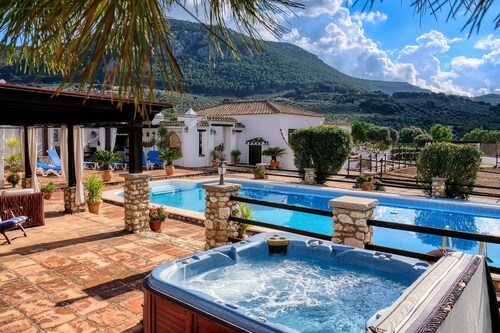 Luxury Villa, 2 Pools, Jacuzzi, Wifi, Equestrian