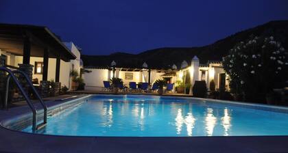 Luxury Villa, 2 Pools, Jacuzzi, Wifi, Equestrian