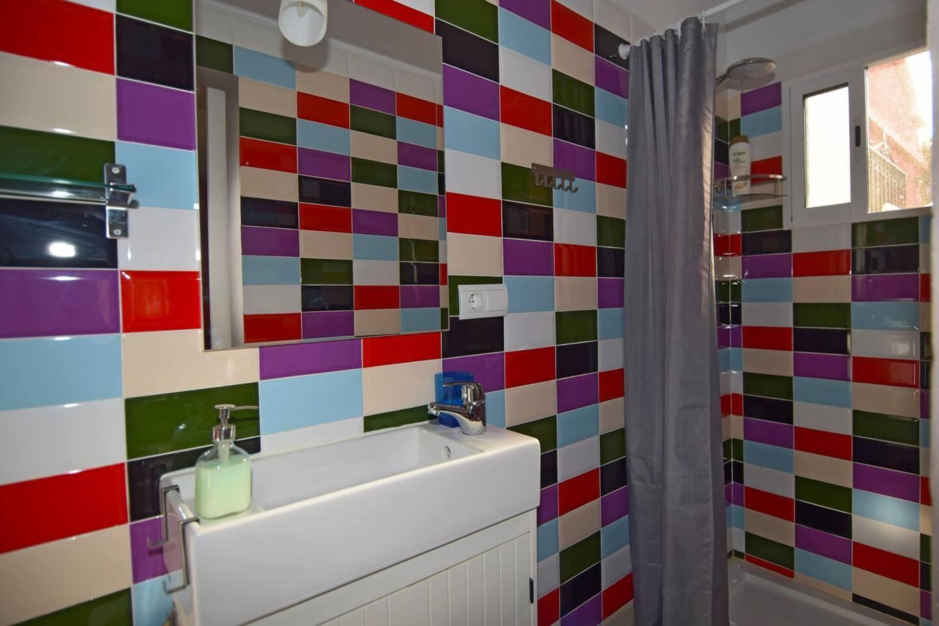 Studio | Bathroom | Shower, hair dryer, towels, toilet paper