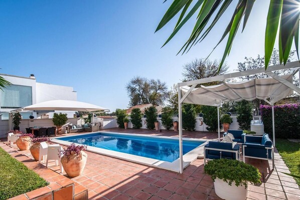 Villa | Piscina | Una piscina al aire libre